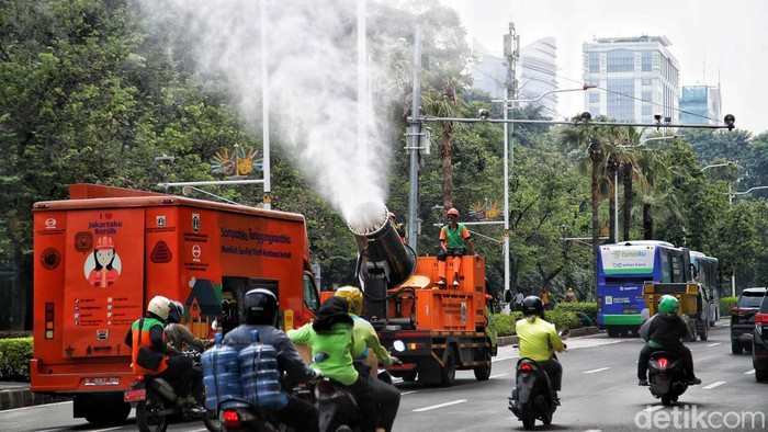 1758520171428-dlh-jakarta-semprot-kabut-air-di-jalan-protokol-untuk-redam-polusi-udara-1758516297735_169