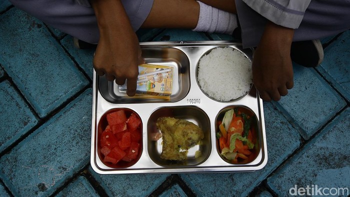 1758583566848-antusias-murid-sd-di-tangsel-menyantap-makan-bergizi-gratis-1745560810518_169