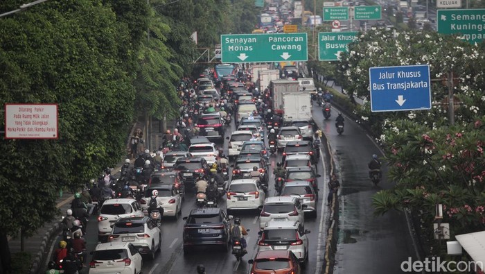 1760096587929-lalin-jalan-gatsu-arah-kuningan-macet-sore-ini-1760091889299_169