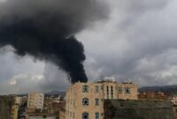 1760636477089-asap-pekat-mengepul-dari-area-sanaa-ibu-kota-yaman-usai-digempur-serangan-udara-israel-yang-menargetkan-houthi-1756091720165_169