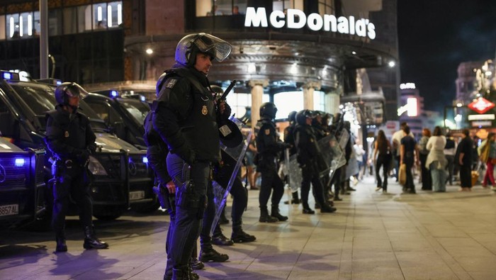1760636537069-demonstran-polisi-bentrok-saat-aksi-solidaritas-palestina-di-madrid-1760599980703_169