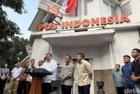 1760701092444-pemerintah-mengumumkan-stimulus-ekonomi-terbaru-di-depan-kantor-pos-indonesia-cikini-jakarta-pusat-evadetikcom-1760695452885_169