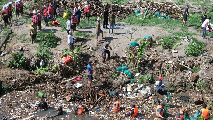 1760982055885-aksi-bersih-sungai-di-gianyar-petugas-dan-relawan-kompak-jaga-alam-bali-1760937902038_169