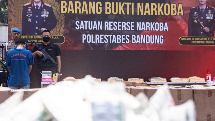 1761219930572-polrestabes-bandung-musnahkan-27-juta-butir-obat-ilegal-1761198667670_169