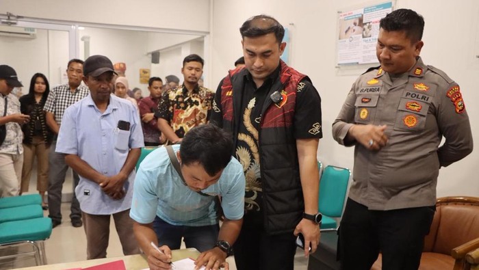 1761306463134-sengketa-lahan-perkebunan-di-rokan-hilir-riau-berakhir-damai-pihak-warga-dan-perusahaan-perkebunan-juga-sepakat-mencabut-lapor-1761302167677_169