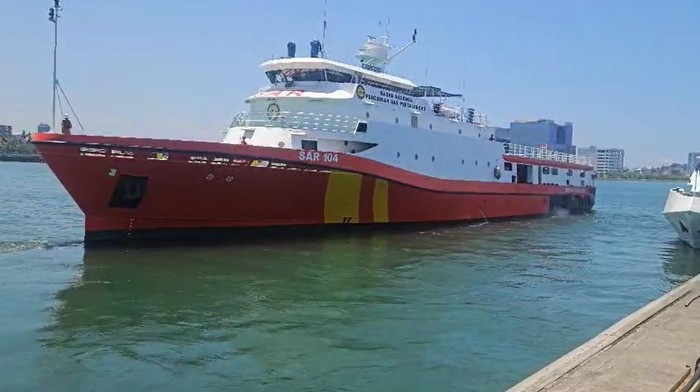 1761327542715-basarnas-turunkan-kn-sar-kamajaya-cari-kapal-ambulans-yang-hilang-kontak-di-perairan-pangkep-1760506288277_169