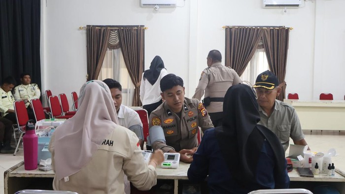 1761327569926-polres-pelalawan-menggelar-donor-darah-di-hut-ke-74-humas-polri-1761319980051_169