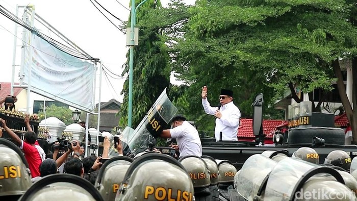 1761327688238-bupati-pati-sudewo-menemui-massa-aksi-di-depan-kantornya-rabu-1382025-1755064024051_169