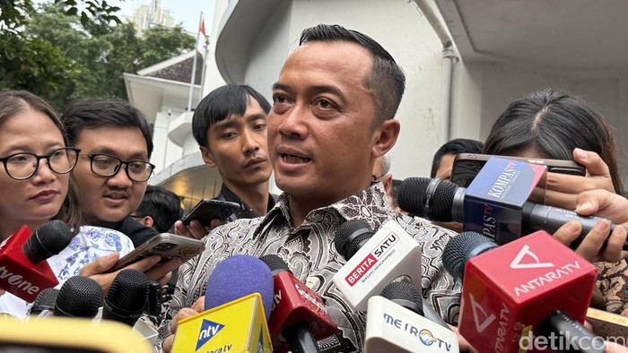 1761327714532-menteri-sekretaris-negara-mensesneg-prasetyo-hadi-evadetikcom-1760716820406_169