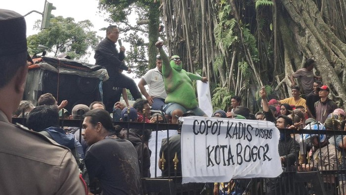 1761327730984-demo-sopir-angkot-bogor-bubar-1761216060013_169