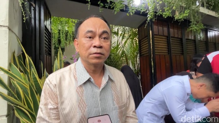 1761348170213-menkop-budi-arie-silaturahmi-ke-jokowi-saat-lebaran-selasa-142025-1743513283463_169