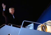 1761392224359-trump-saat-menaiki-pesawat-kepresidenan-as-air-force-one-untuk-melakukan-penerbangan-ke-kawasan-asia-1761384342310_169