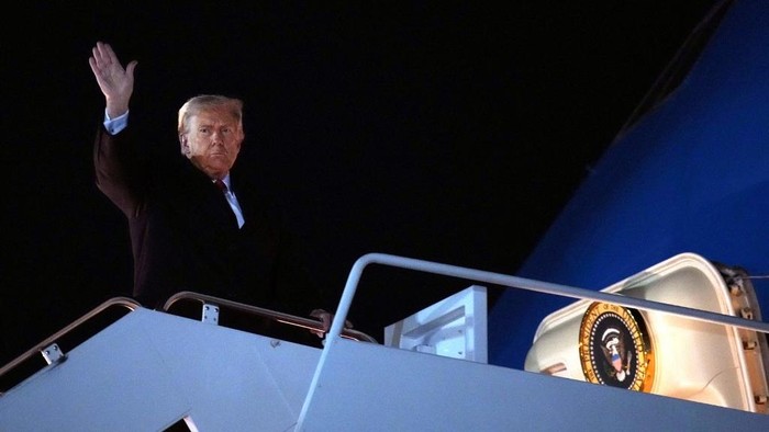 1761392224359-trump-saat-menaiki-pesawat-kepresidenan-as-air-force-one-untuk-melakukan-penerbangan-ke-kawasan-asia-1761384342310_169