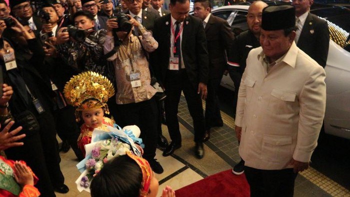 1761413687614-presiden-prabowo-subianto-saat-tiba-di-hotel-tempat-menginap-di-kuala-lumpur-malaysia-sabtu-25102025-malam-1761405944380_169
