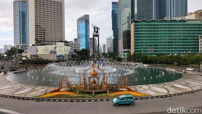 1761434453863-area-bundaran-hi-sepi-di-hari-kedua-lebaran-idul-fitri-momentum-suasana-sepi-itu-dimanfaatkan-sebagian-warga-berfoto-foto-di-a-1743476726270_169