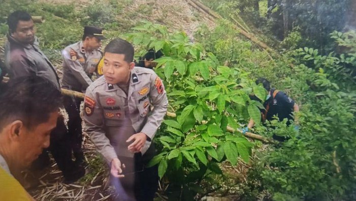 1761457068405-polisi-saat-mengevakuasi-potongan-tubuh-bayi-yang-diduga-dimutilasi-dan-dibuang-di-bibir-ngarai-sianok-kota-bukittinggi-antara-1761448137341_169