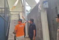 1761478779666-polisi-saat-mengecek-atap-lapangan-padel-yang-roboh-di-jakbar-dok-istimewa-1761473139612_169