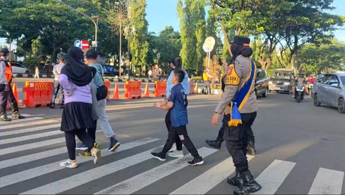 1761500413911-personel-mojang-lodaya-polwan-polres-bogor-melaksanakan-patroli-di-car-free-day-dokistimewa-1761492937086_169