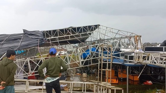 1761500528600-hujan-deras-dan-angin-kencang-menyebabkan-panggung-dan-tenda-ambruk-di-gunungsindur-expo-bogor-dokistimewa-1761486097591_169
