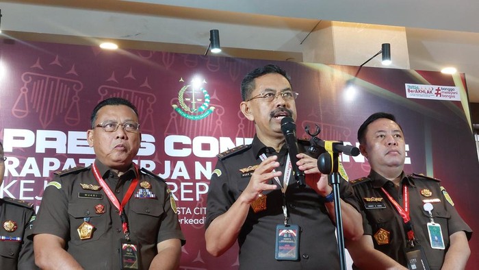 1761521007644-jaksa-agung-muda-bidang-tindak-pidana-umum-jampidum-asep-nana-mulyana-selaku-ketua-panitia-menyebut-rakernas-kejagung_169