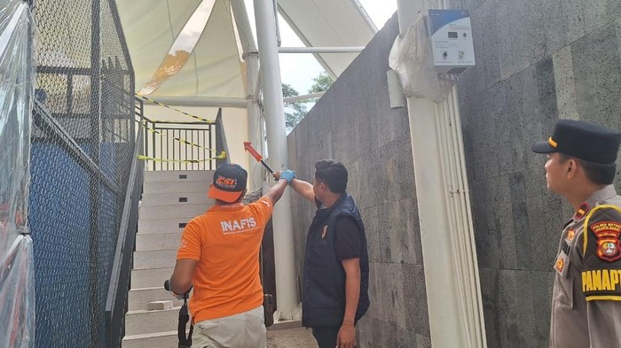 1761543824393-polisi-saat-mengecek-atap-lapangan-padel-yang-roboh-di-jakbar-dok-istimewa-1761473139612_169