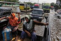 1761565380084-hari-keenam-banjir-pantura-semarang-kendaraan-masih-merayap-1761548156181_169