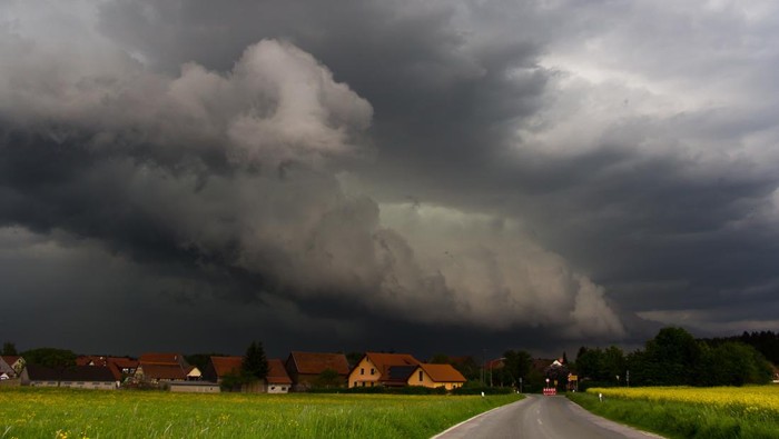 1761586812301-awan-badai-1_169