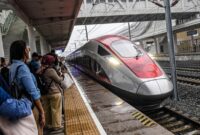 1761630497757-antusiasme-penumpang-di-rute-baru-kereta-cepat-whoosh_169