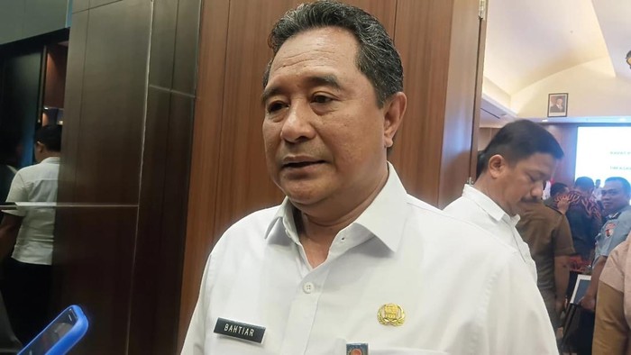 1761630514323-direktur-jenderal-politik-dan-pemerintahan-umum-kemendagri-bahtiar-1761627169355_169