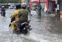 1761630530683-banjir-di-kawasan-museum-kota-lama-kecamatan-semarang-tengah-kota-semarang-selasa-28102025-1761624587536_169