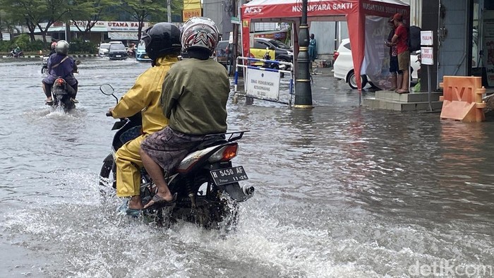1761630530683-banjir-di-kawasan-museum-kota-lama-kecamatan-semarang-tengah-kota-semarang-selasa-28102025-1761624587536_169