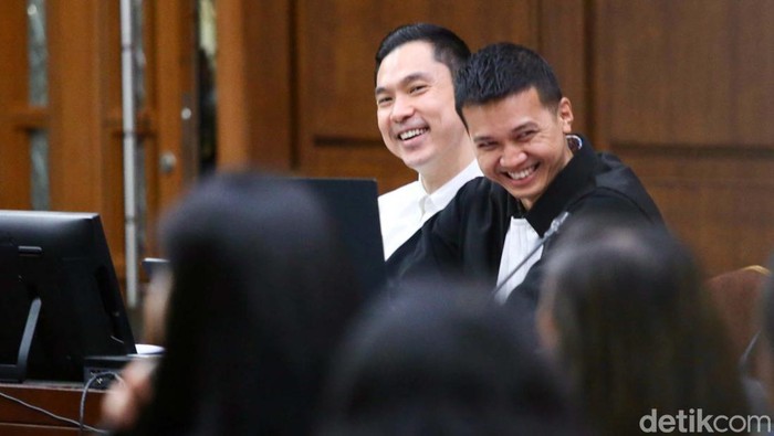 1761630536436-bersaksi-di-sidang-korupsi-sandra-dewi-sebut-harvey-moeis-suami-tercinta-5_169