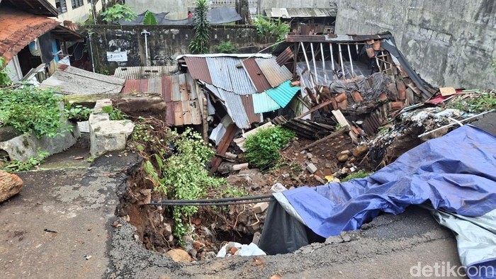 1761630547115-tebing-setinggi-10-meter-longsor-imbas-hujan-deras-dan-membanjiri-12-rumah-di-bondongan-kota-bogor-warga-histeris-ketika-peris-1761626153091_169