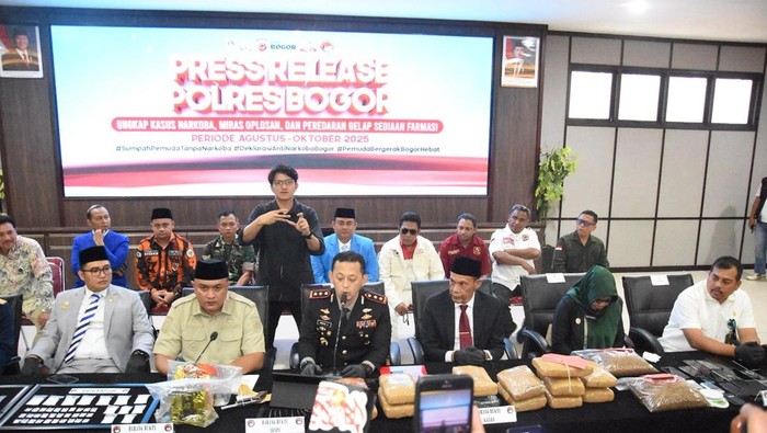 1761630693366-polres-bogor-rilis-tersangka-kasus-narkoba-1761625363358_169