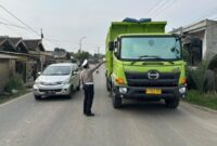 1761651790427-satlantas-polres-serang-menertibkan-truk-tambang-yang-melanggar-jam-operasinal-di-jalan-raya-cikanderangkasbitung-serang-bante-1760963473317_169