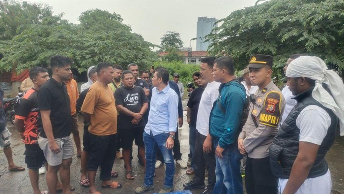 1761651855422-polisi-menyita-20-senjata-tajam-hingga-senapan-angin-terkait-keributan-antarkelompok-berujung-seorang-pengacara-ditembak-di-la-1761648347181_169