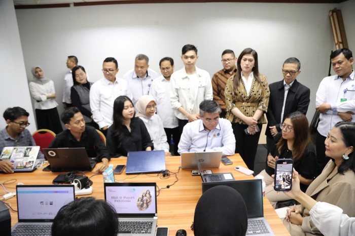 1761651877053-menteri-ketenagakerjaan-yassierli-meninjau-pelaksanaan-program-magang-nasional-2025-bagi-lulusan-baru-perguruan-tinggi-di-grah-1761648149627