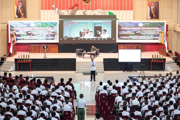 1761651957204-menteri-transmigrasi-m-iftitah-sulaiman-suryanagara-saat-menghadiri-kuliah-umum-di-universitas-pertahanan-sentul-bogor-jawa-ba-1761646450114