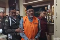 1761673032430-eks-bupati-sleman-sri-purnomo-memakai-baju-tahanan-saat-digiring-dari-kantor-kejari-sleman-menuju-m-1761659411772_169