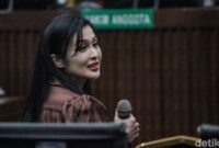 1761693726682-sandra-dewi-bersaksi-untuk-harvey-moeis-ditanya-soal-mobil-tas-branded_169