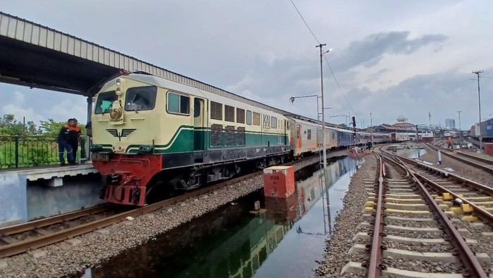 1761693840459-lokomotif-diesel-hidrolik-bb-304-dioperasikan-imbas-banjir-di-jalur-ka-semarang-tawang-alastua-selasa-28102025-1761654857766_169
