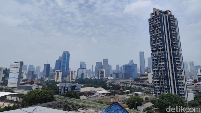 1761716790870-kondisi-langit-di-jakarta-selatan-yang-menurut-iqair-masuk-dalam-kategori-tidak-sehat-per-pukul-1135-wib-rabu-29-oktober-2025--1761713335025_169