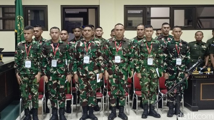 1761716845182-suasana-di-ruang-sidang-dan-ayah-almarhum-prada-lucky-namo-serma-chrestian-namo-yang-diwawancarai-terpisah-selasa-28102025-sim-1761654954654_169