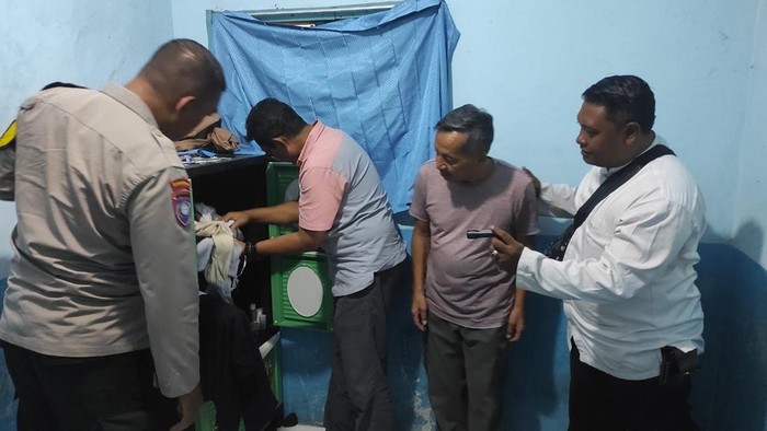 1761716866674-petugas-lakukan-penggerebekan-prostitusi-di-malang-1761707210246_169