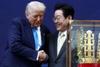 1761738201629-trump-menjabat-tangan-presiden-korsel-lee-jae-myung-setelah-mendapat-hadiah-mahkota-emas-1761732752465_169