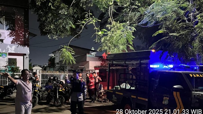 1761759651719-warga-ciputat-timur-melapor-ke-polisi-tentang-tongkrongan-remaja-yang-diduga-akan-tawuran-dokistimewa-1761755152982_169