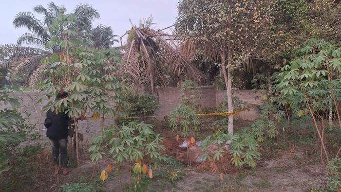 1761759678517-penampakan-kuburan-pria-yang-tewas-terbungkus-terpal-di-kabupaten-siak-riau-1761754162495_169