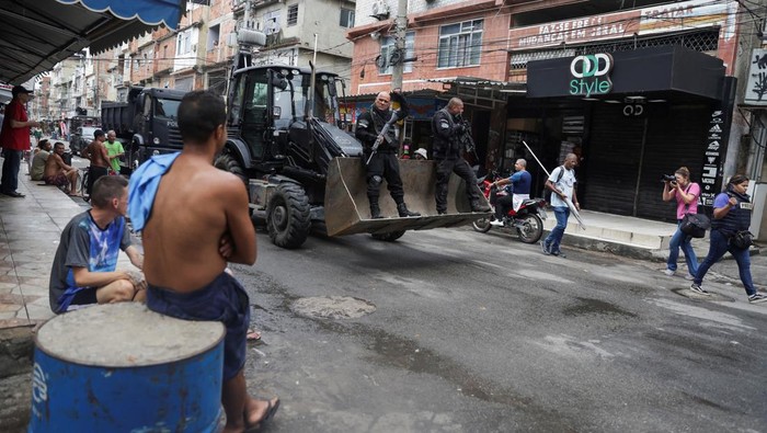 1761759747646-aksi-polisi-brasil-kerahkan-buldoser-buru-penjahat-narkoba-3_169