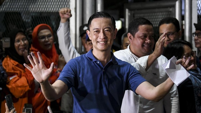 1761759780673-senyum-semringah-tom-lembong-setelah-resmi-bebas-1754066026794_169