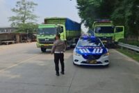 1761803143263-satlantas-polres-serang-menertibkan-truk-tambang-yang-melanggar-jam-operasinal-di-jalan-raya-cikanderangkasbitung-serang-bante-1760963473399_169
